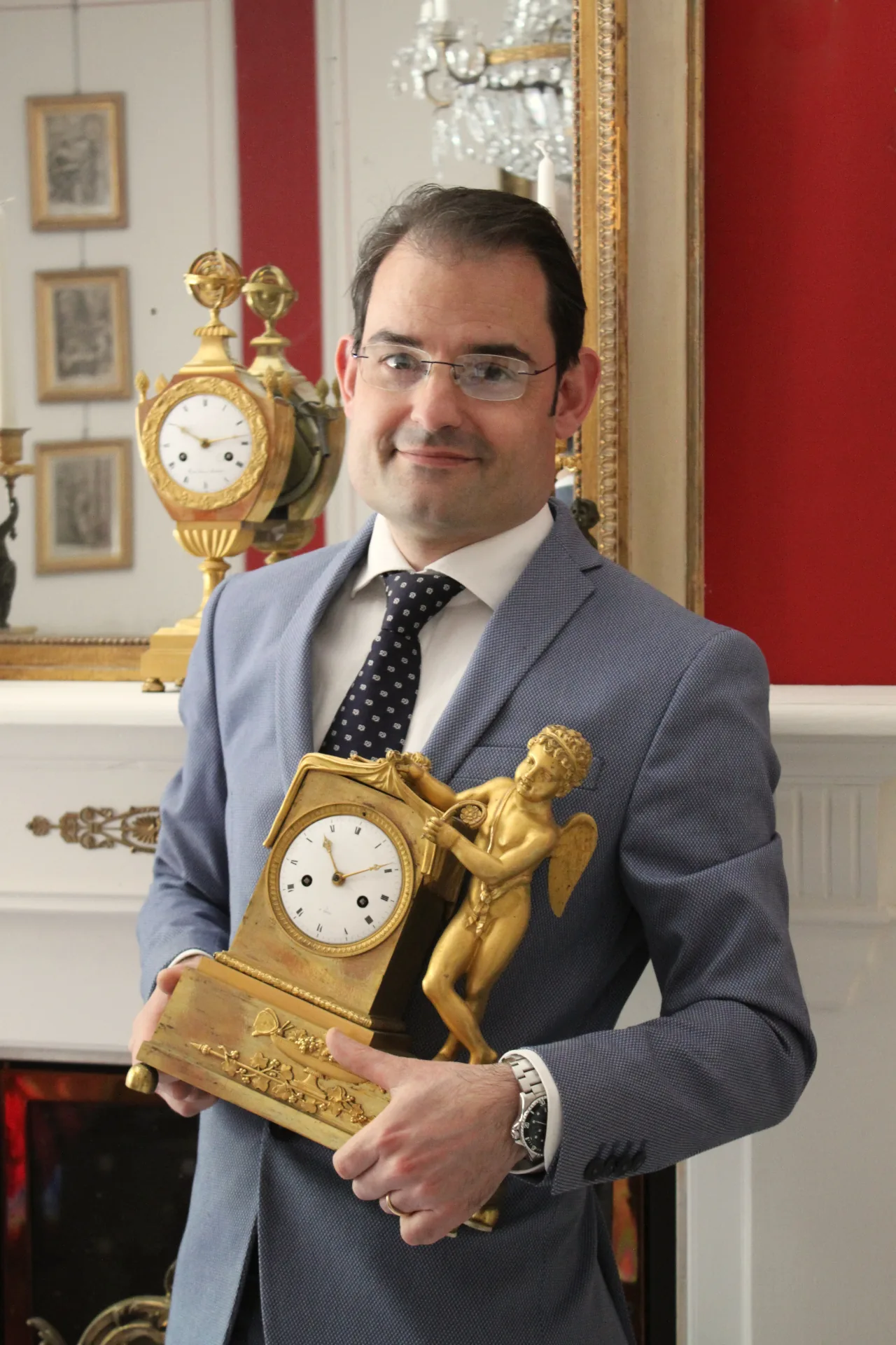 Giacomo Cora con orologio antico