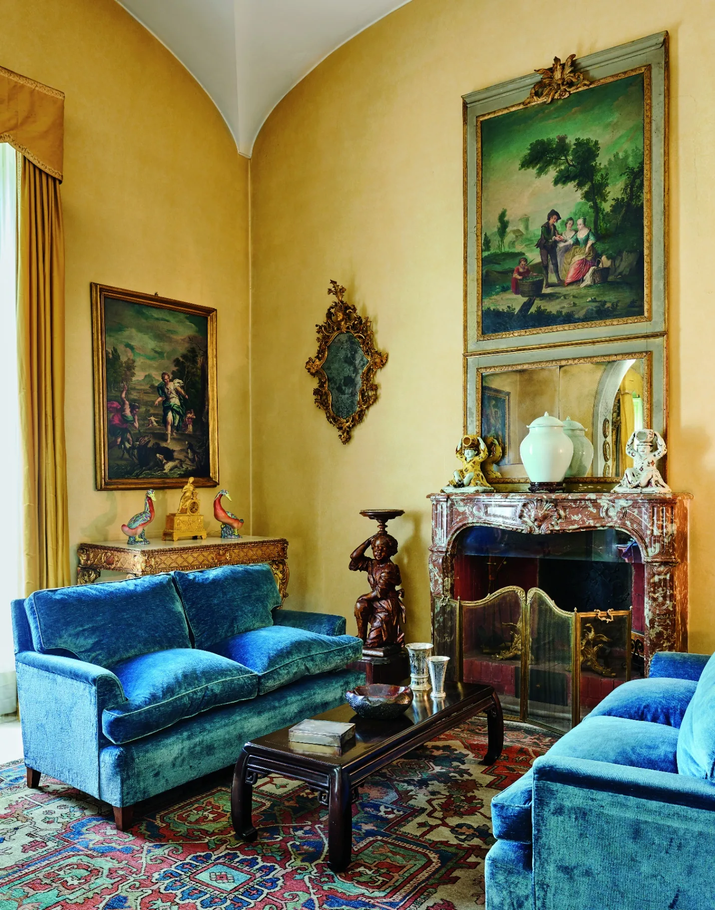 Interno di lusso con opere d'arte
